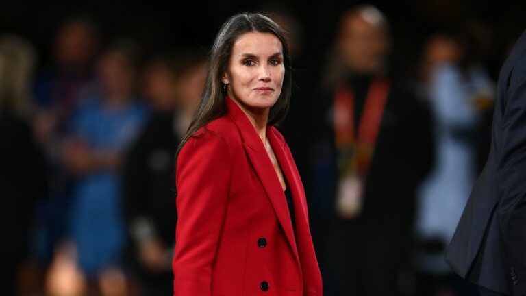 Letizia followed in Kate&apos;s footsteps with red suit at  World Cup Final